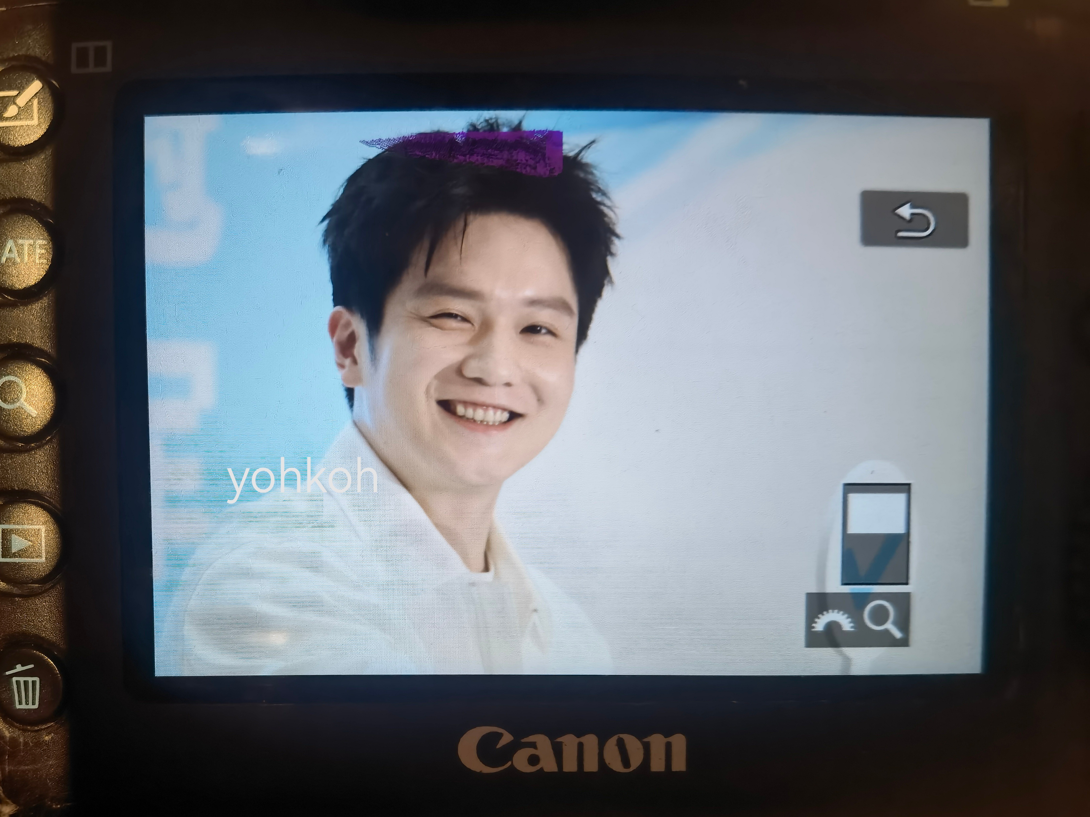 樊振东樊振东适乐肤品牌代言人 怎么会有小朋友这么可爱甜笑举牌牌啊