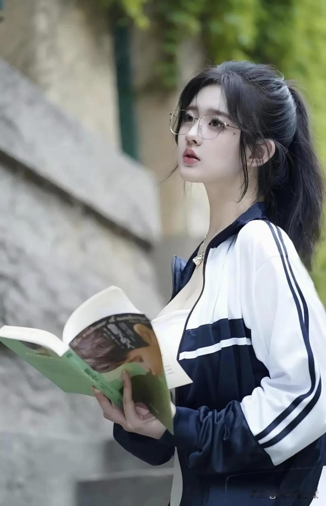 校花爱穿校服，好身材依旧藏不住！清纯校服少女 女大学生校花 校园吊带照 这样的校