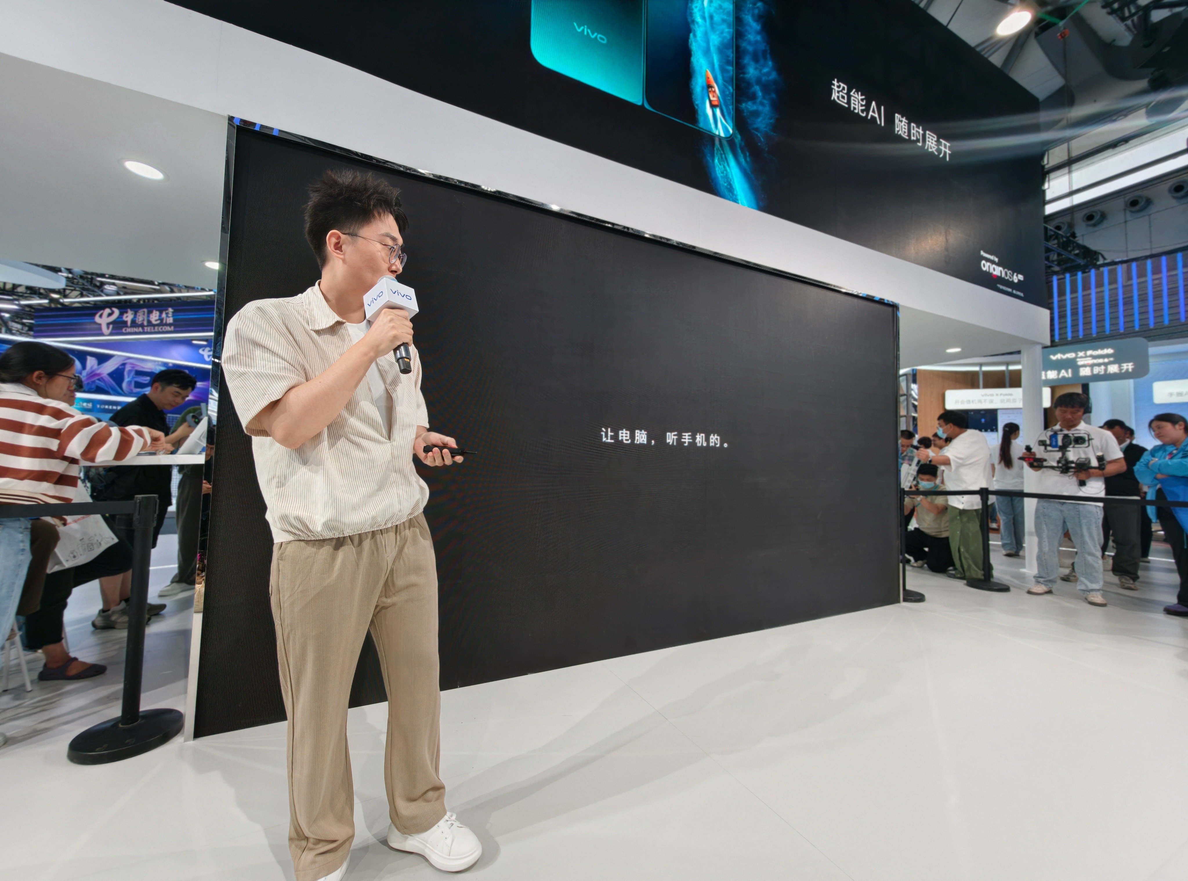 6月25号上海MWC26开展啦！vivo展台直接热闹开聊，好多提前上手X Fol