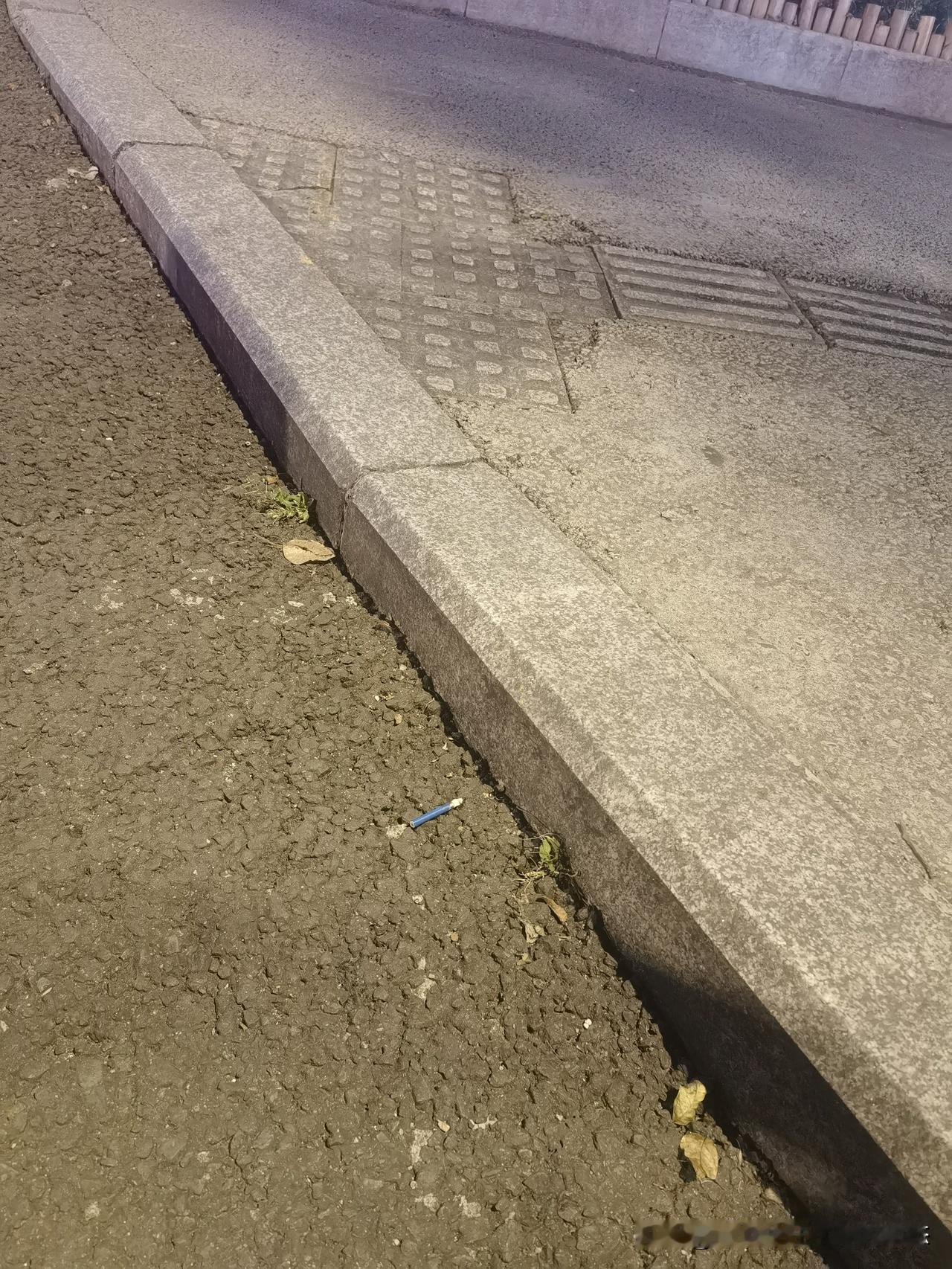 倒角路沿石

      倒角路沿石在城市道路中太常见了，可作用还真不小。

 