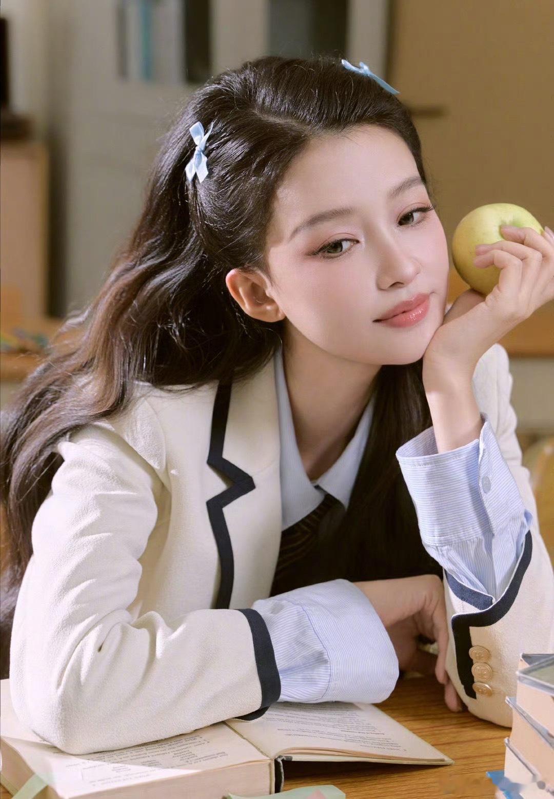 谁说当妈了就不能穿校服？孙怡第一个不服！这身材、这状态、这张脸，校服在她身上仿佛