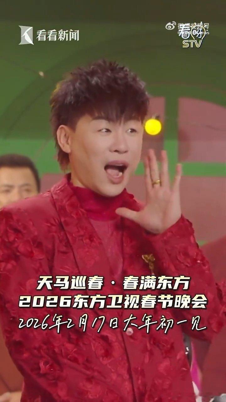 胡彦斌沪语歌开场 隔着屏幕都闻到了上海的年味！胡彦斌的沪语歌声醇厚动人，舞台上的