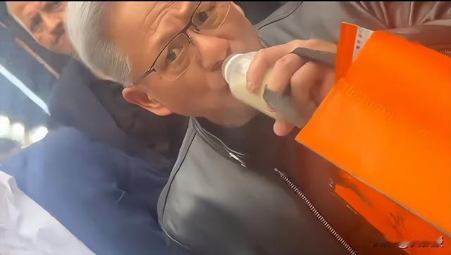 英伟达CEO黄仁勋
今天现身北京南锣鼓巷，并被路人投喂一瓶瓶装豆汁。黄仁勋尝了一