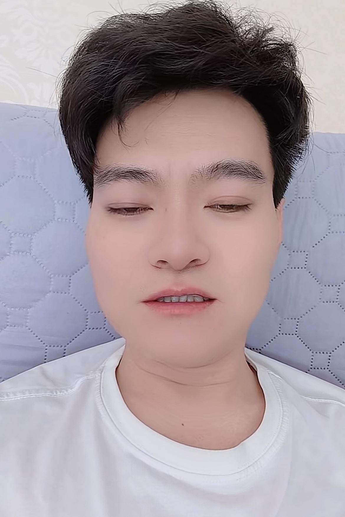 穷游小峰曝光一件丑事，一位28男主播和一个粉丝发生了暧昧关系，老年人的思维不知道