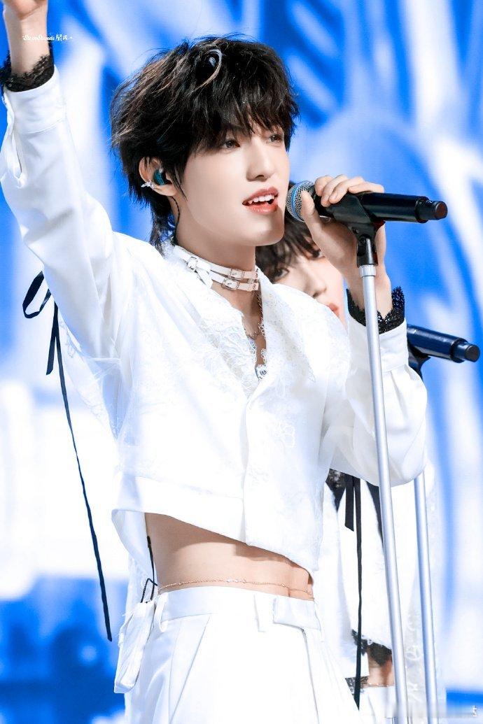 张泽禹别看手机看看我吧张泽禹毛绒小王冠 张泽禹的毛绒小王冠造型太戳人，舞台上专注