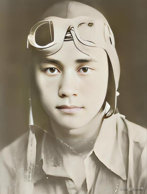 1938年，22岁的飞行员陈怀民驾驶的战机被日军击中后，主动放弃了跳伞，选择与敌