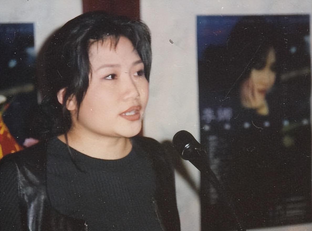 歌手李娜：出家已25年，老母亲含泪陪她住寺庙，如今过得怎么样？
李娜是个单亲家庭