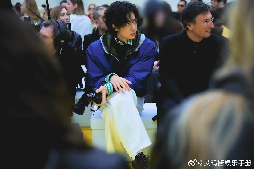 王一博Loewe看秀座位待遇好权威🔥 