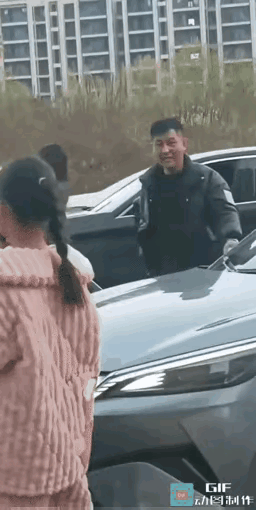 女的站在车上面又蹦又跳，不知道的以为是发生了什么天大的事，让这个女的发疯了。
其