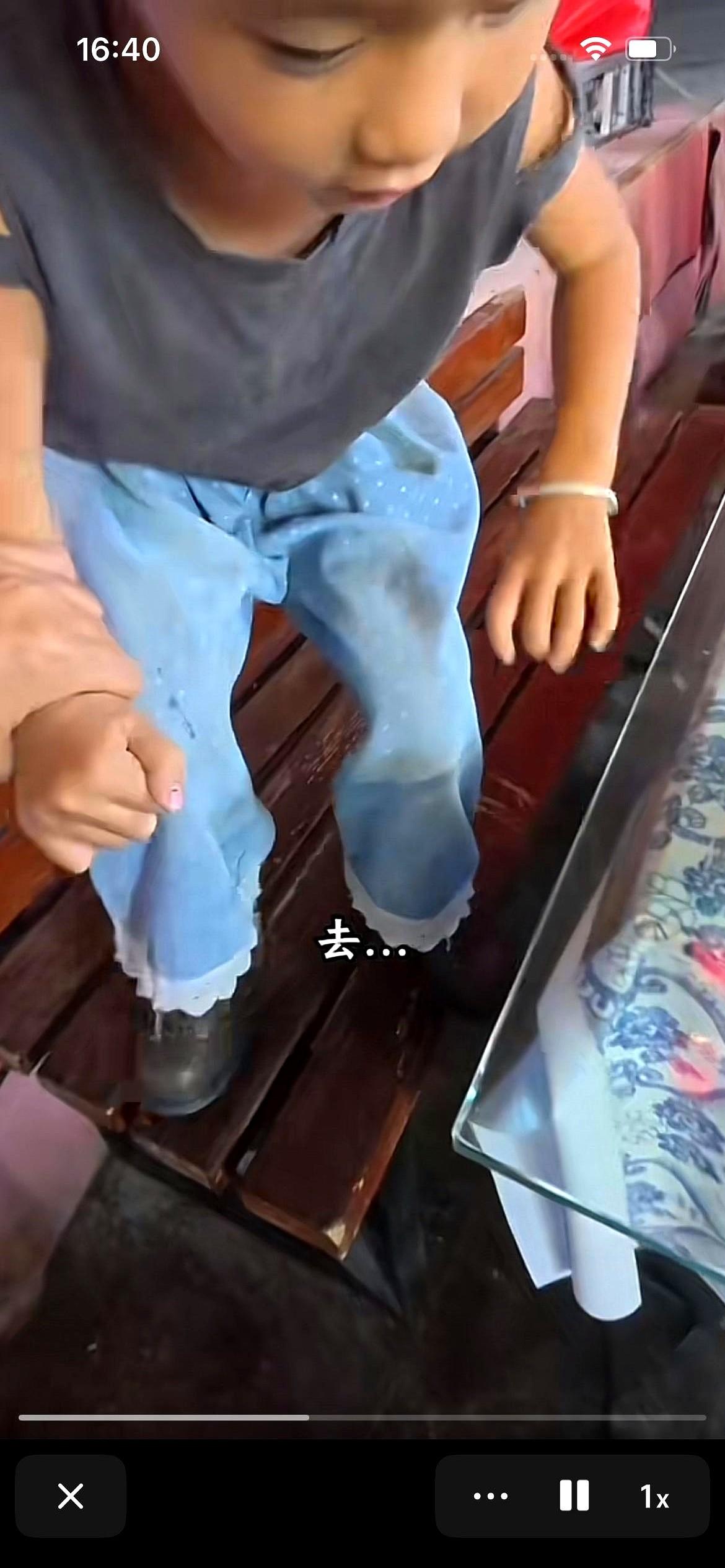 “周敏当场噎住，妙妙在饭店门口翻跟头，梦秋脸一沉，宁宁一句‘别管她’把火药捻灭。