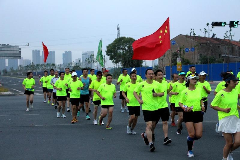 跑马拉松的理由五花八门。我身边有朋友是为了挑战极限，长距离奔跑中，疲惫、痛苦都得