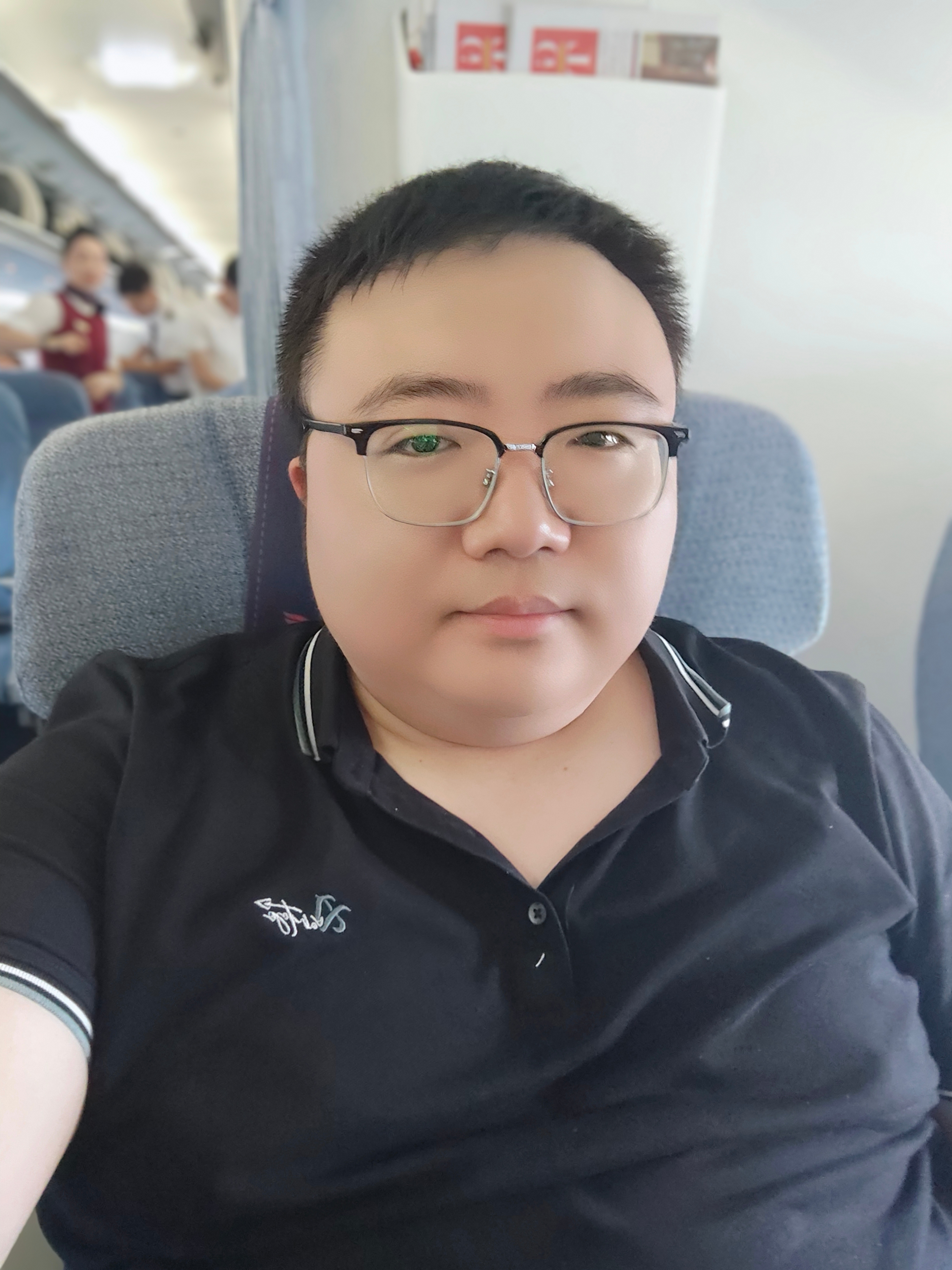 回青，旁边还没人，真好。​本来是晚上8点10的航班，结果国航发短信延误了，得8点