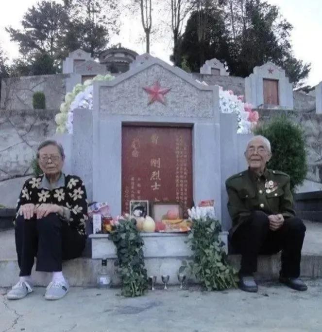 2022年10月，两位耄耋老人趁着身体还可以，不远千里来为烈士儿子扫墓。离开前，