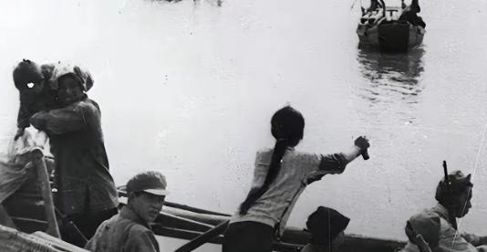 1949年，19岁的姑娘颜红英，摇着小木船运送24名解放军战士横渡长江。谁料，激