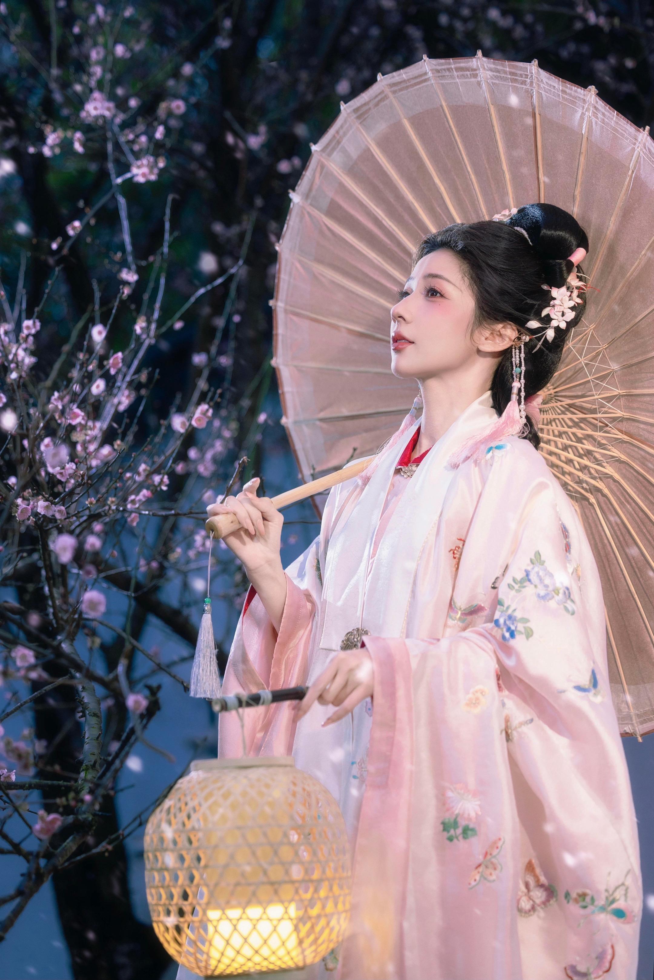 夜赏梅花。有机会找到嬛嬛的小像吗？（不是）