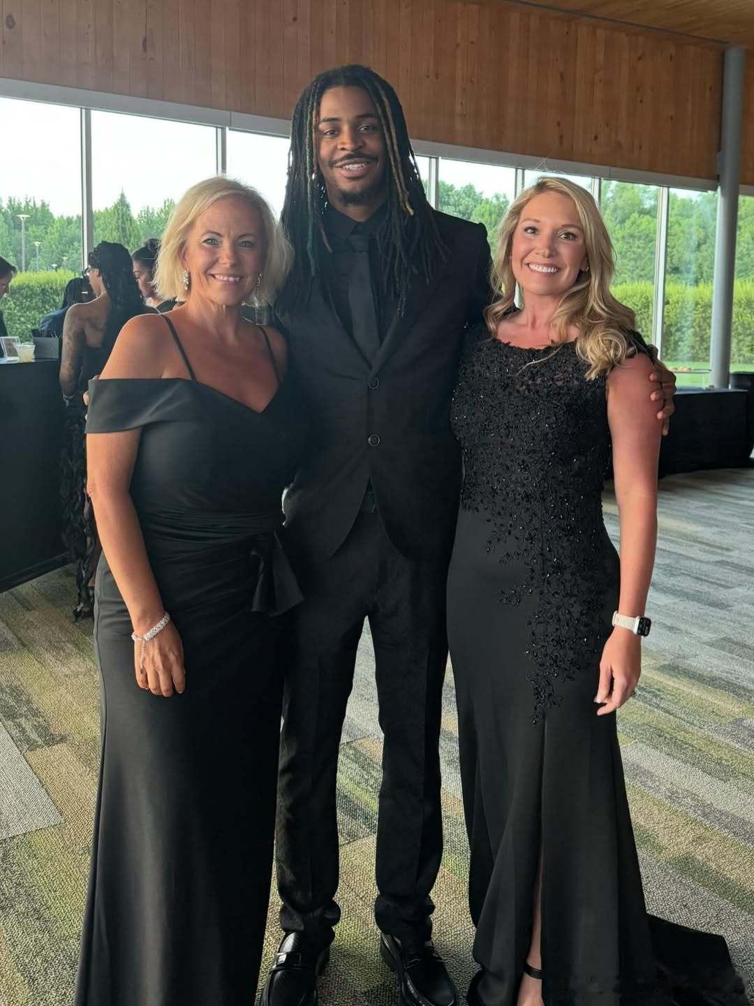 赛场视频摄影师晒自己和莫兰特合影。