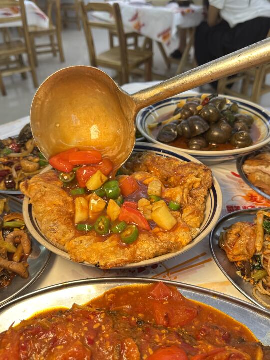在柳州！！！路边很有饭张力的店！！！
