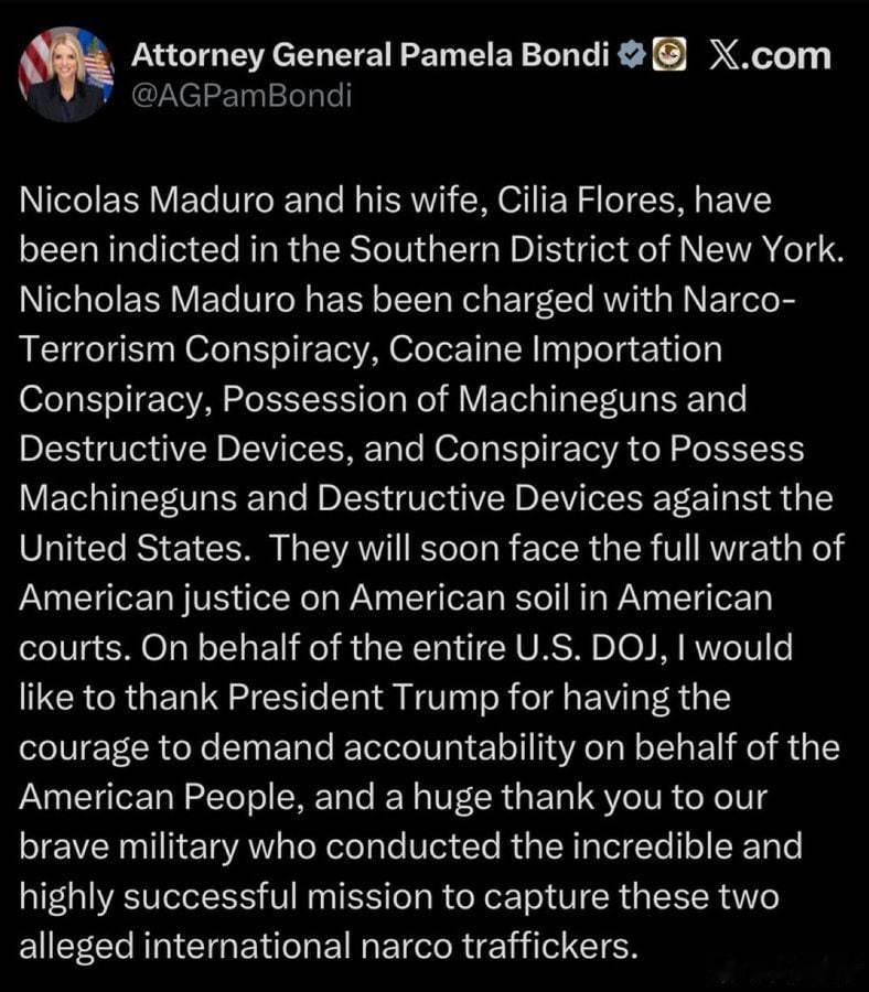 委内瑞拉尼古拉斯·马杜罗及其妻子西莉亚·弗洛雷斯被正式起诉。马杜罗被控犯有"毒品