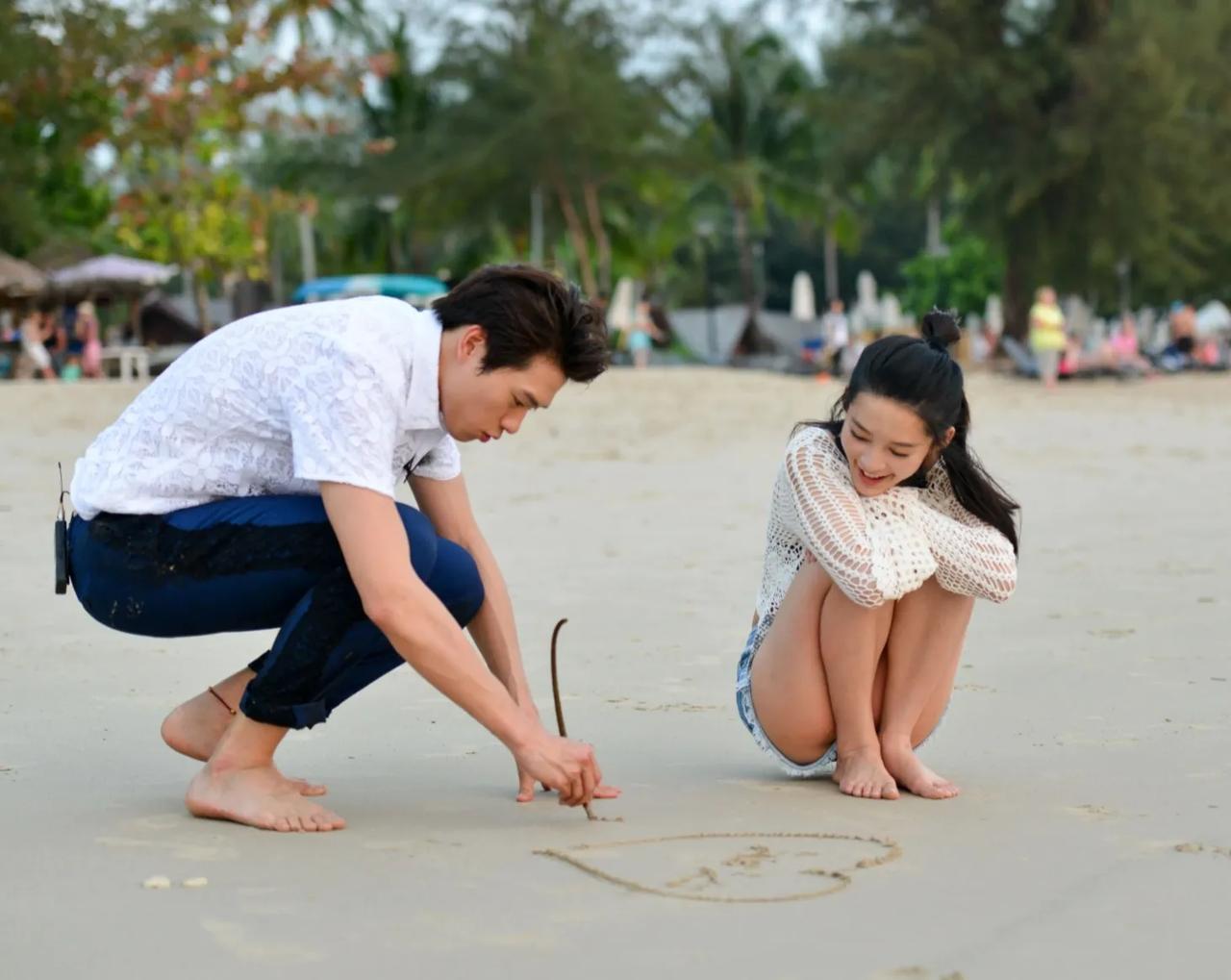 李沁最想删除的沙滩照！
虽然跟魏大勋拍的很唯美，
但这也是她最被人诟病的一组图了