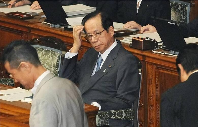 日本政坛的一位重量级老人走了，但比起讣告本身，各方交出的悼念表态反而更让人看清了