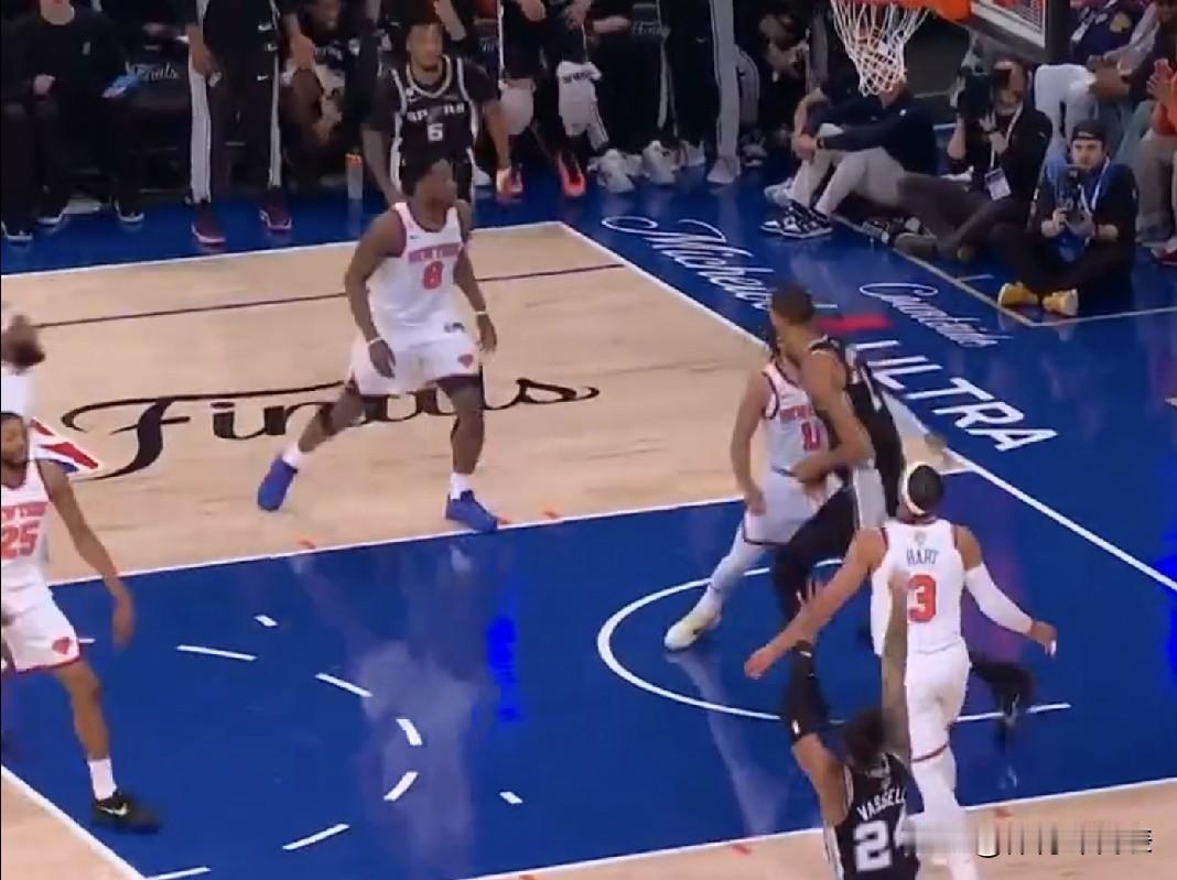 NBA总决赛G4实时战况，创今年总决赛半场最大分差，马刺人人能进三分半场领先尼克