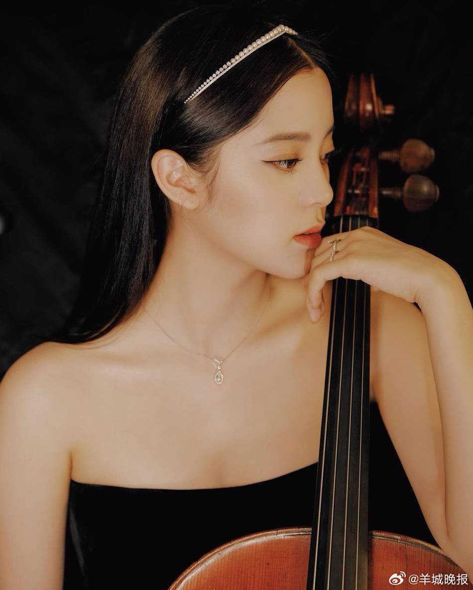 【分享内娱女星弹奏乐器大片，你pick谁？】那些温柔又高级的艺术氛围，在不经意间