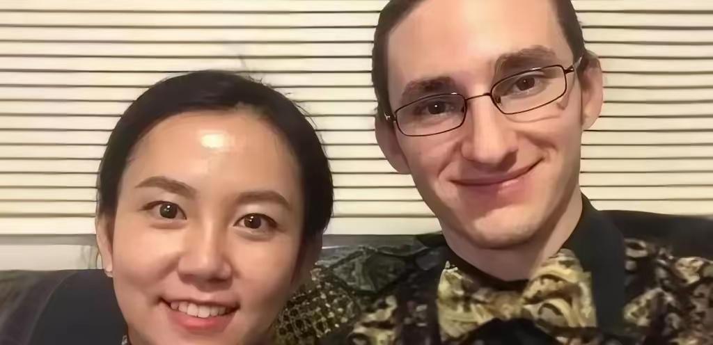 2019年10月的一天晚上，美国密苏里州，一个华裔女孩在厨房里给女儿热奶，丈夫冲