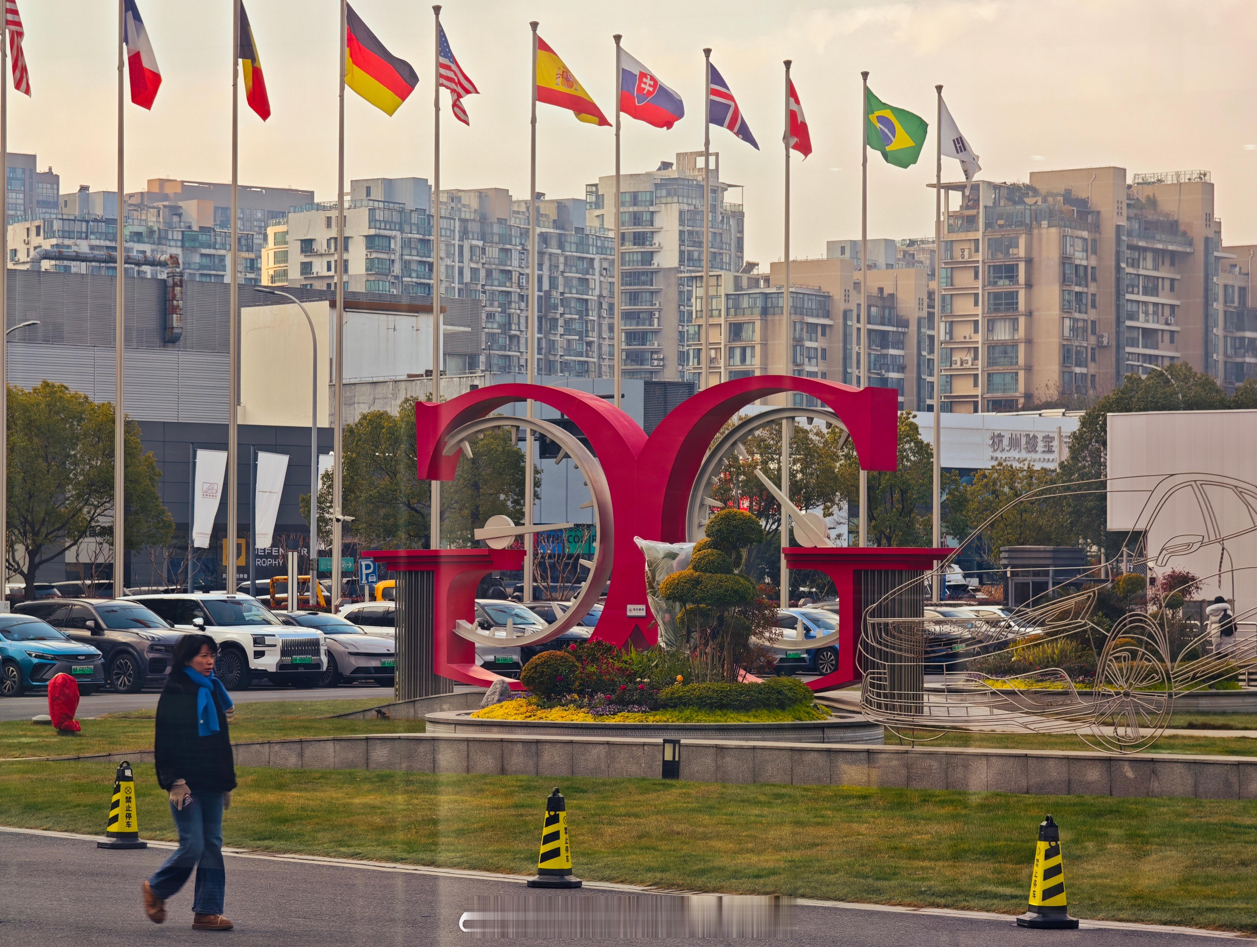 来这么多次，才发现吉利这里的英文组合设计里，分别是仪表盘，座舱，还有底盘轮毂 杭