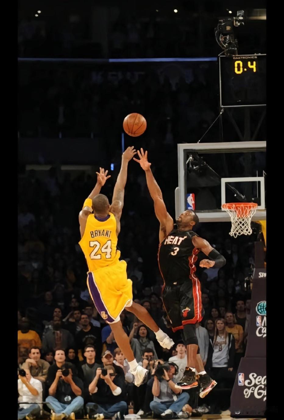 只有老球迷才记得这场比赛，科比大战韦德，最后0.4秒绝杀韦德的热火。
俩人一开场