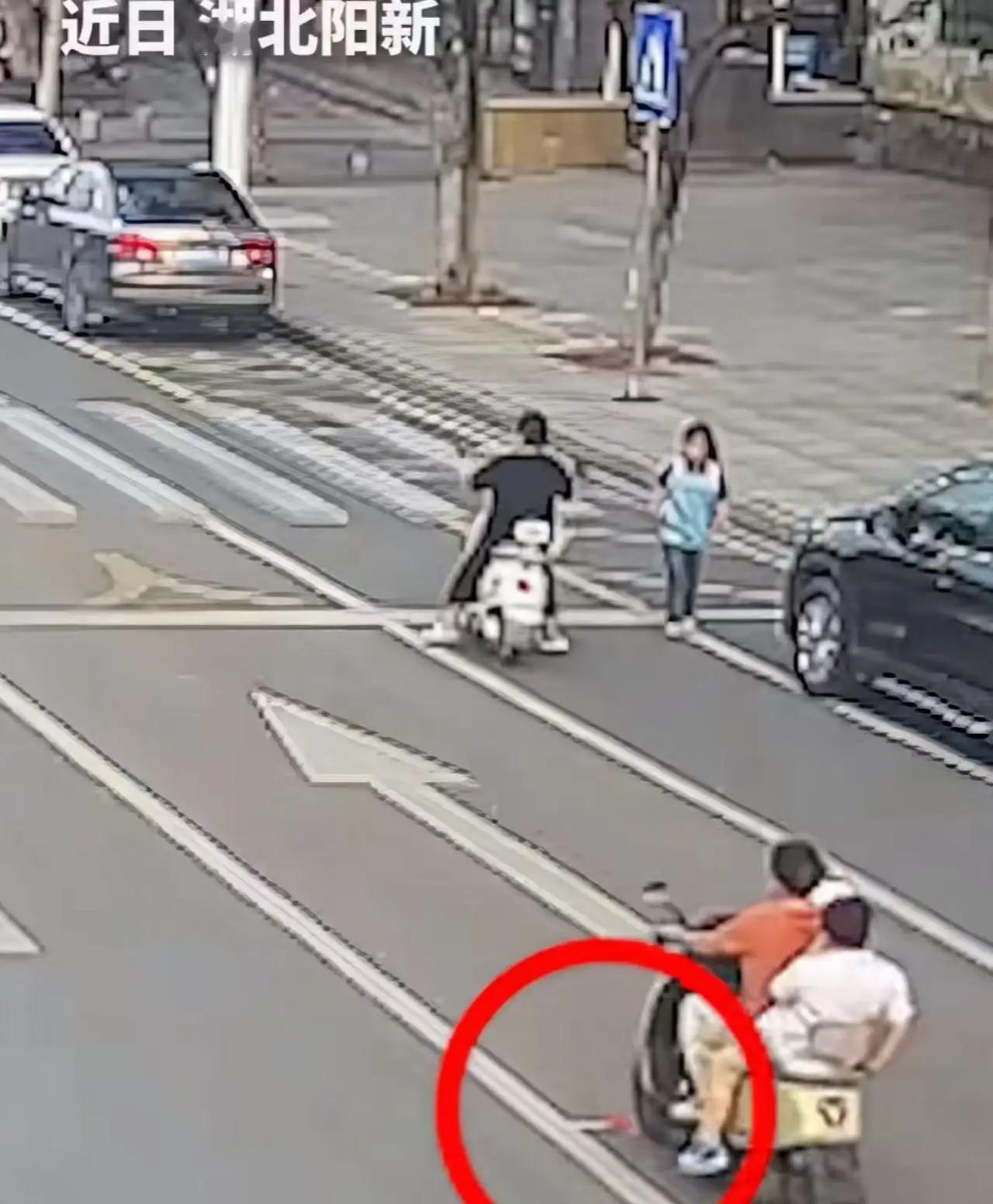 五星红旗掉在马路中间，放学路过的小女孩不顾车流去捡，可是在她弯腰的那一刻，一辆三
