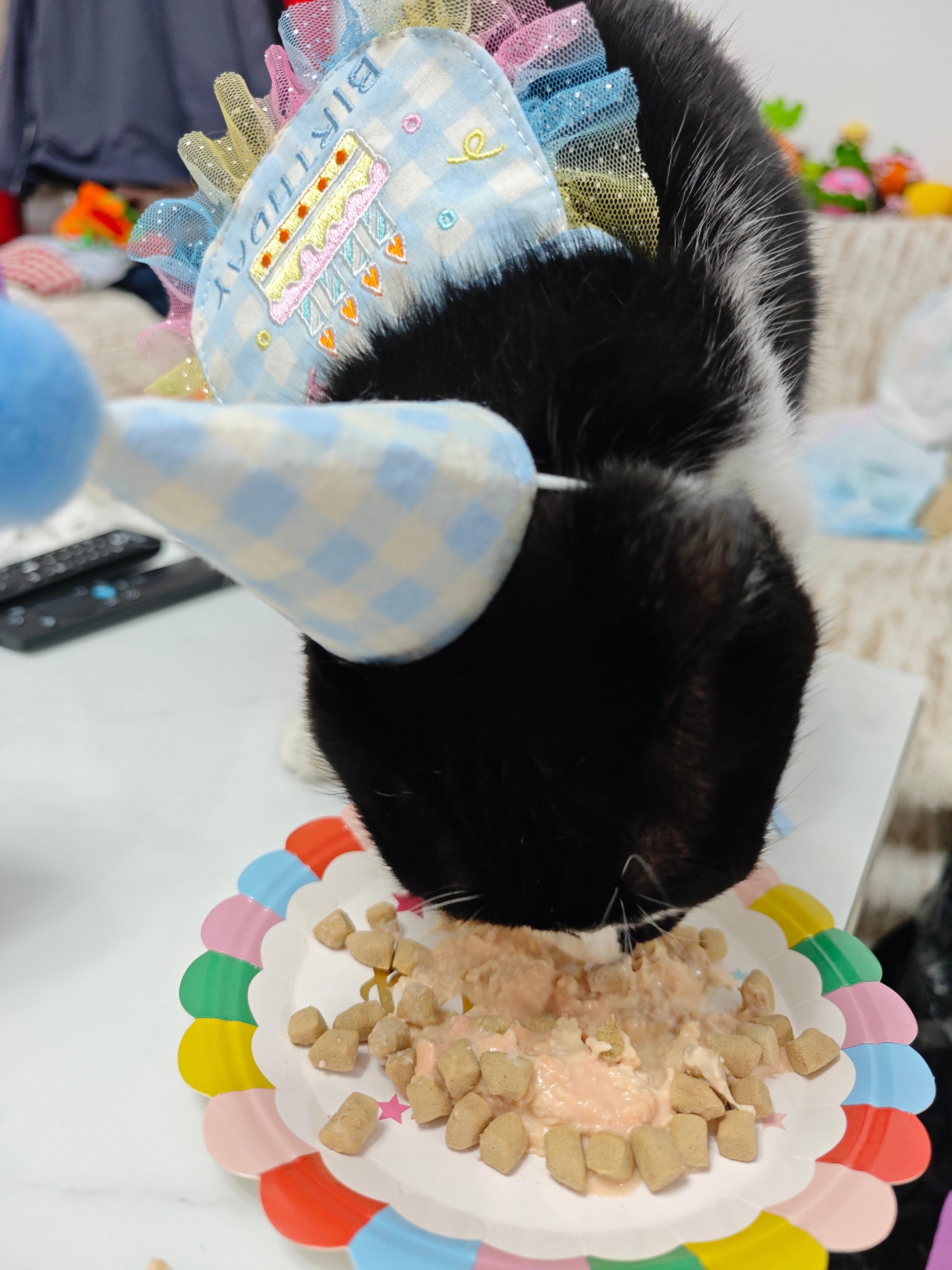 喜子七岁啦🎂(˘³˘)💕谢谢她刘姨买的玩具！！给面子呢，爱玩！！新的一岁要健