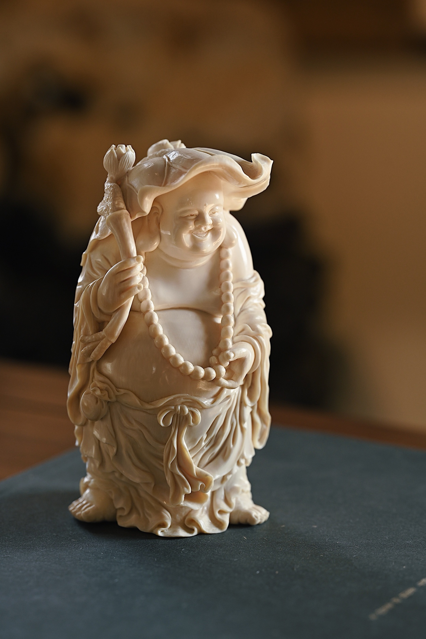 猛犸 | 和气满满•弥勒佛料质细腻清润，雕刻弥勒手持荷花，笑意盈盈，一团和气，陈