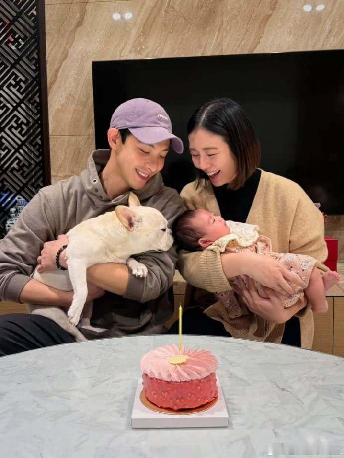 刘品言连晨翔女儿露脸照刘品言抱女儿庆祝连晨翔生日 刘品言抱女儿庆祝连晨翔生日，第