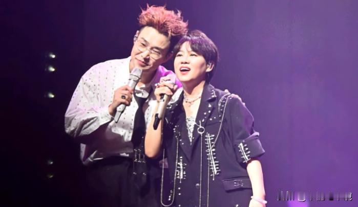 突然想明白一件事，为什么这两年小沈阳夫妻俩像疯了一样到处开演唱会。不是人到中年突