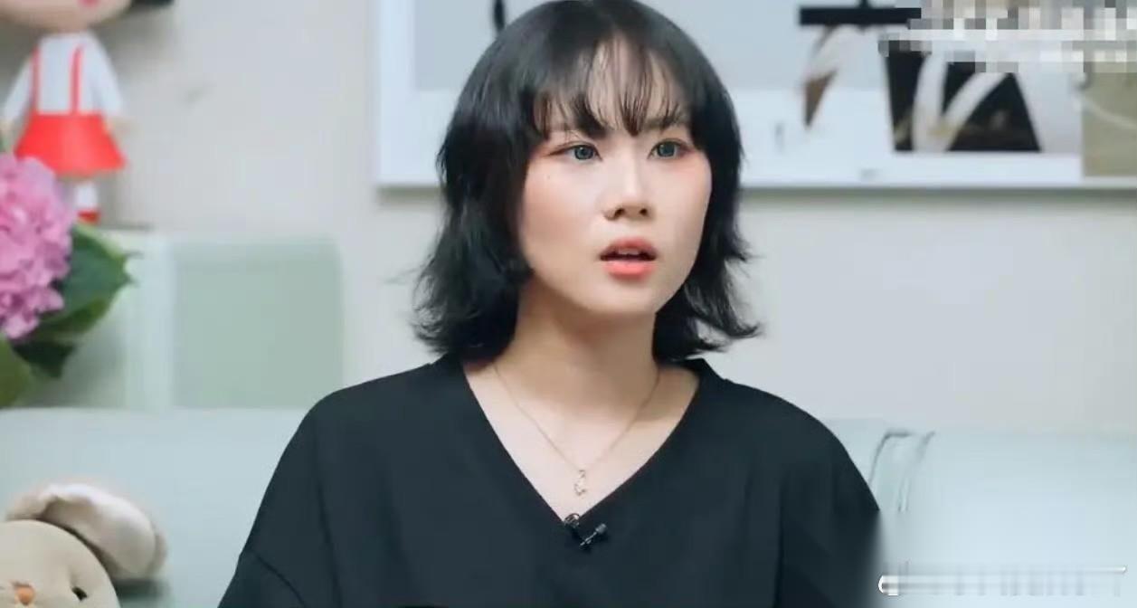 最近看姐姐窦靖童发展不错 窦佳源说不羡慕太假了 她15岁就出道唱歌，可还在出租屋