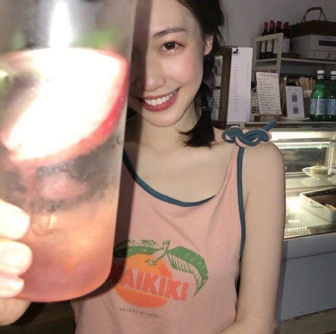 不必站在50岁的年龄，悔恨30岁的生活，也不必站在30岁的年龄，悔恨17岁的爱情