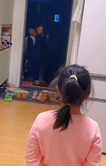 [微风]心酸！山东威海，一对姐妹在父母离婚后半年没有见面了，不料这天姐姐回家时，