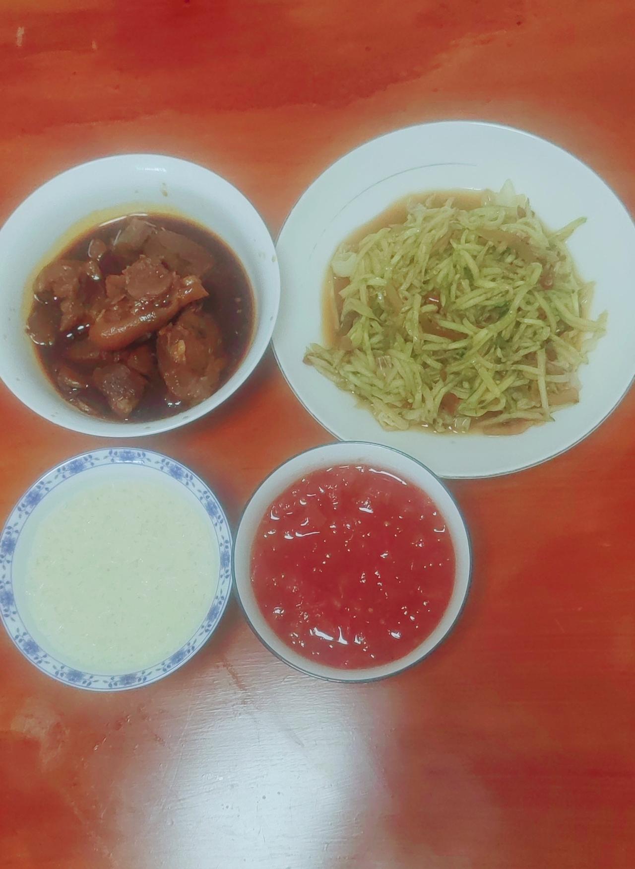 平衡术
油腻的炖猪脚配上无油无盐的素菜，一天的油摄入量不会超标，回到南宁差不多一