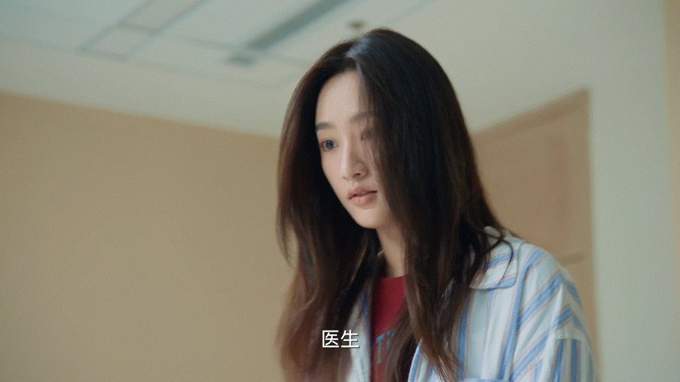 #父亲涂粉底液只为给闺女长脸# 父亲涂粉给闺女长脸，父爱无言却有力。 ​​​