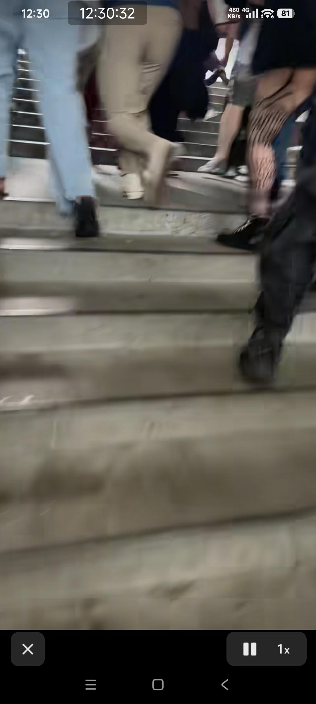 西雅图的民众慌乱的逃命，因为有人在大街上开枪！
 开的是自动步枪

为什么他们的