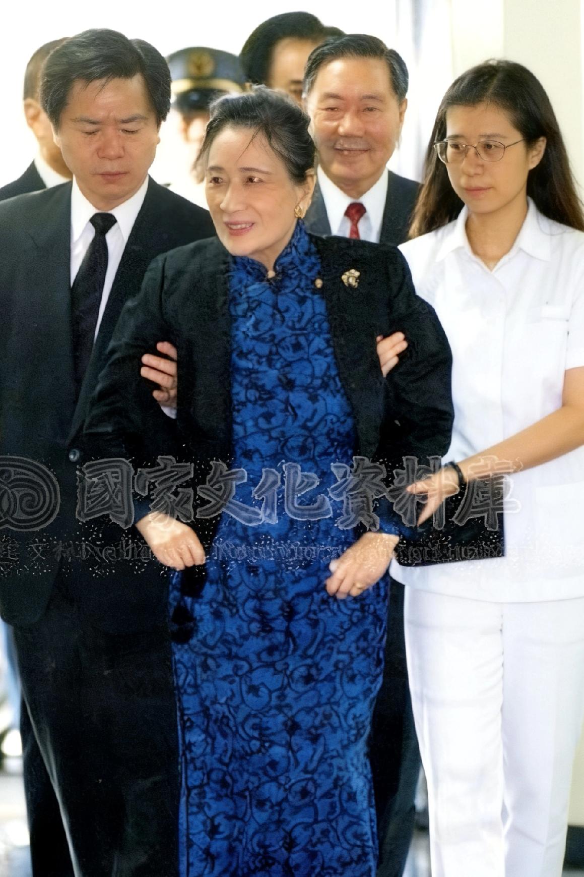 1994年，宋美龄探望住院的外甥女孔令伟，一张罕见的留影，要知道这一年的她已经9