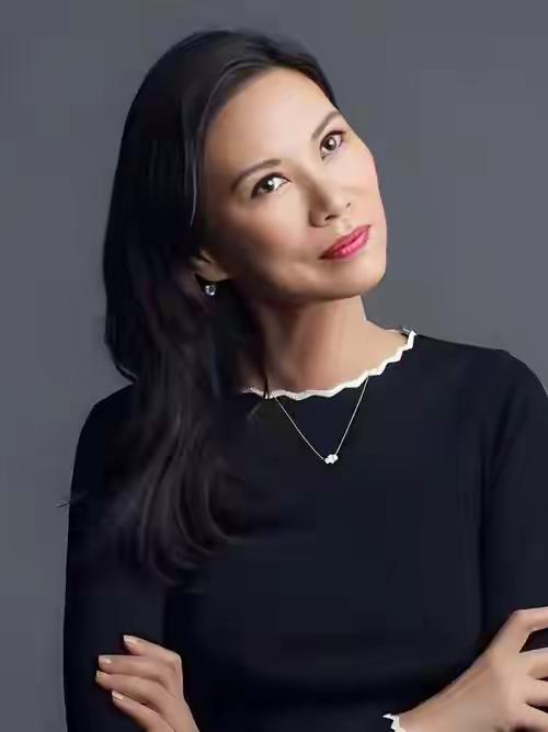 邓文迪和默多克离婚那天，在纽约法庭待了不到十分钟。

默多克第二任妻子离婚分走1