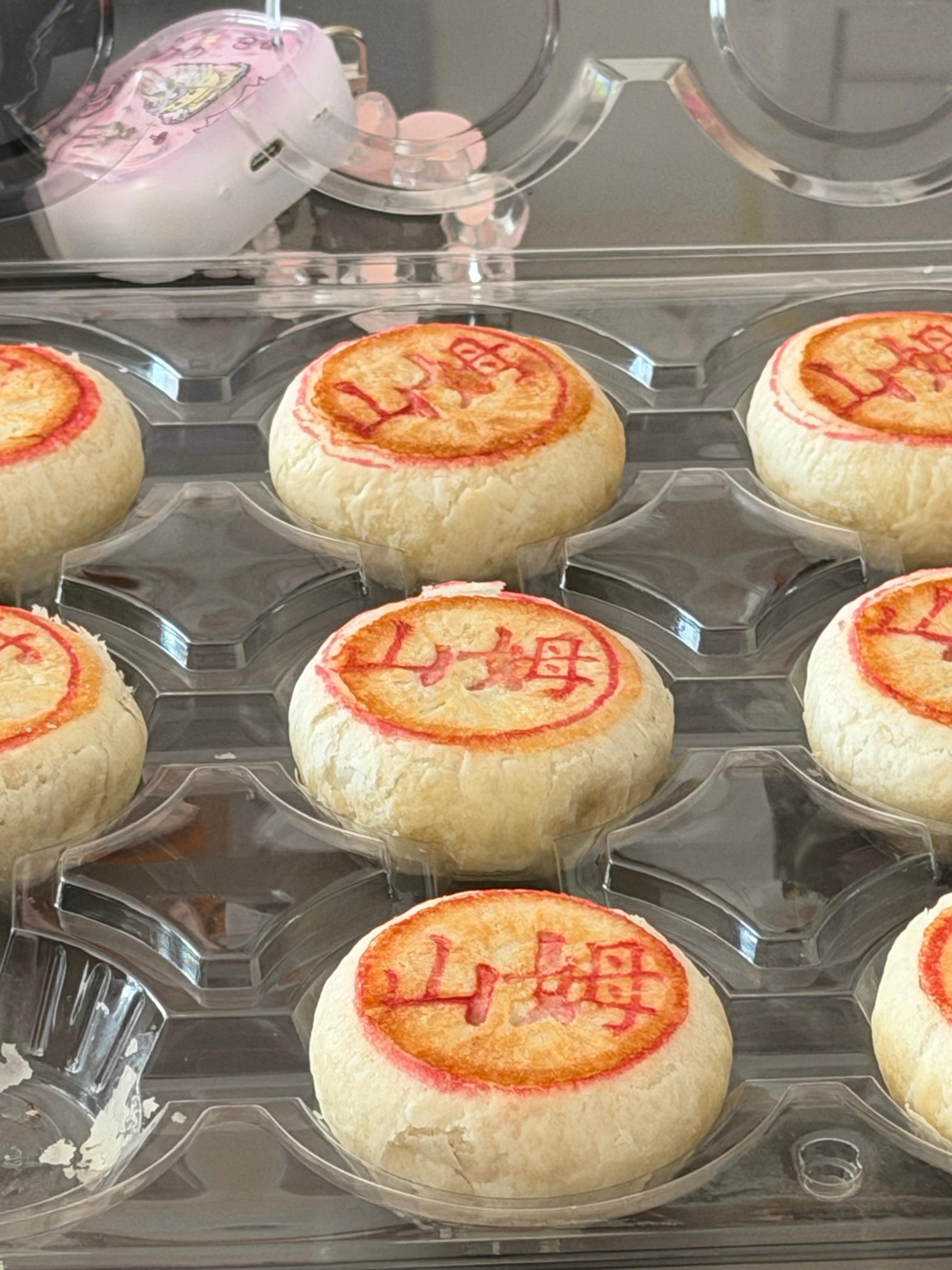北方人第一次吃肉月饼，还挺好吃[泪奔] ​​​