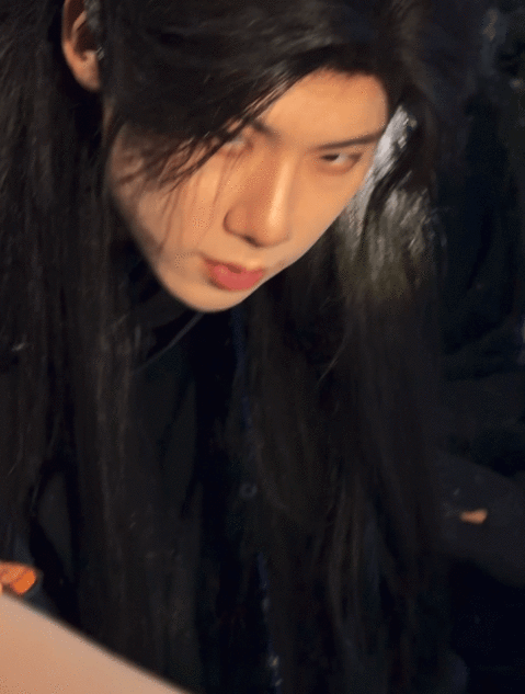 周奇魅魔上身 家人们谁懂！周奇古装一穿，长发一束，瞬间魅魔上身。那眼神勾人得很，