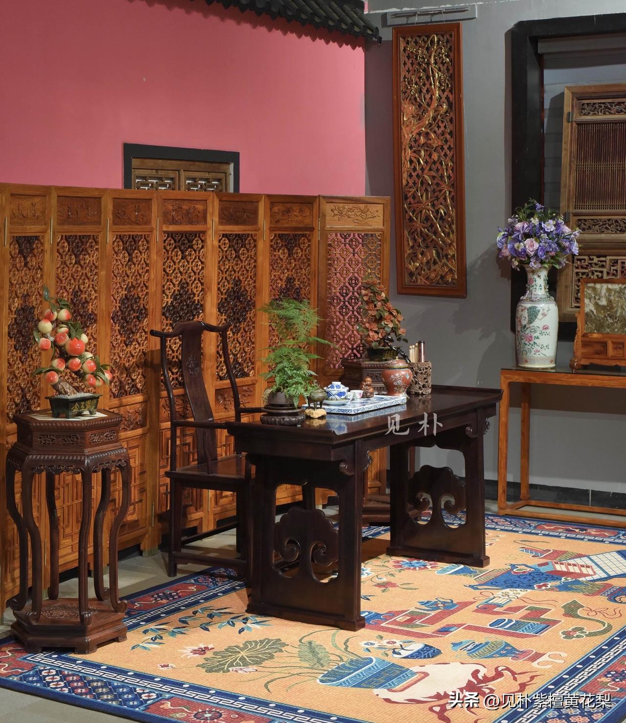 独处茶空间｜全身满金星紫檀翘头案
这套家具为小叶紫檀（檀香紫檀）明式家具，是中式