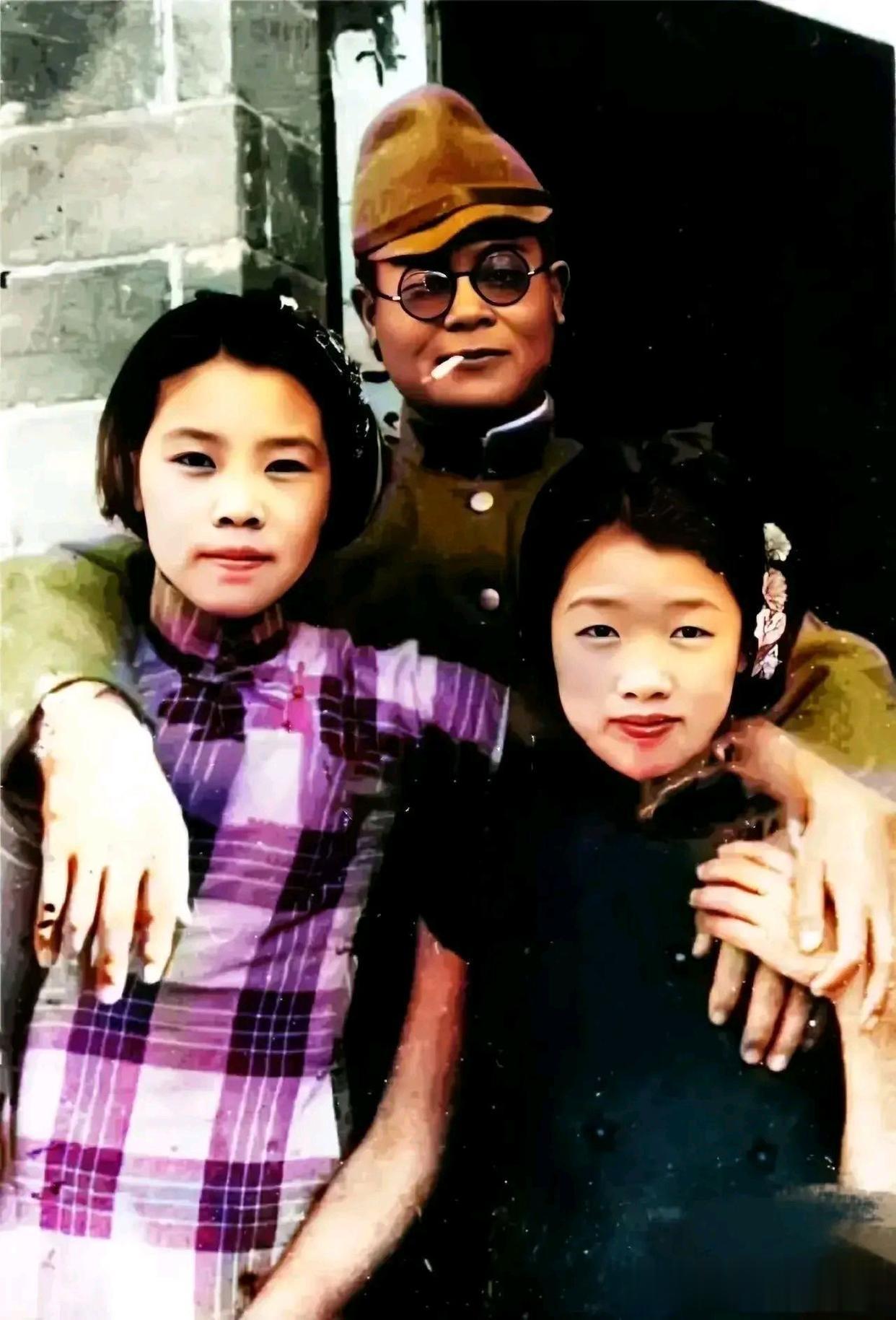 抗日战争时期，一名日军和两名女汉奸的合影！她们媚态百出的样子，真是让人看着就作呕