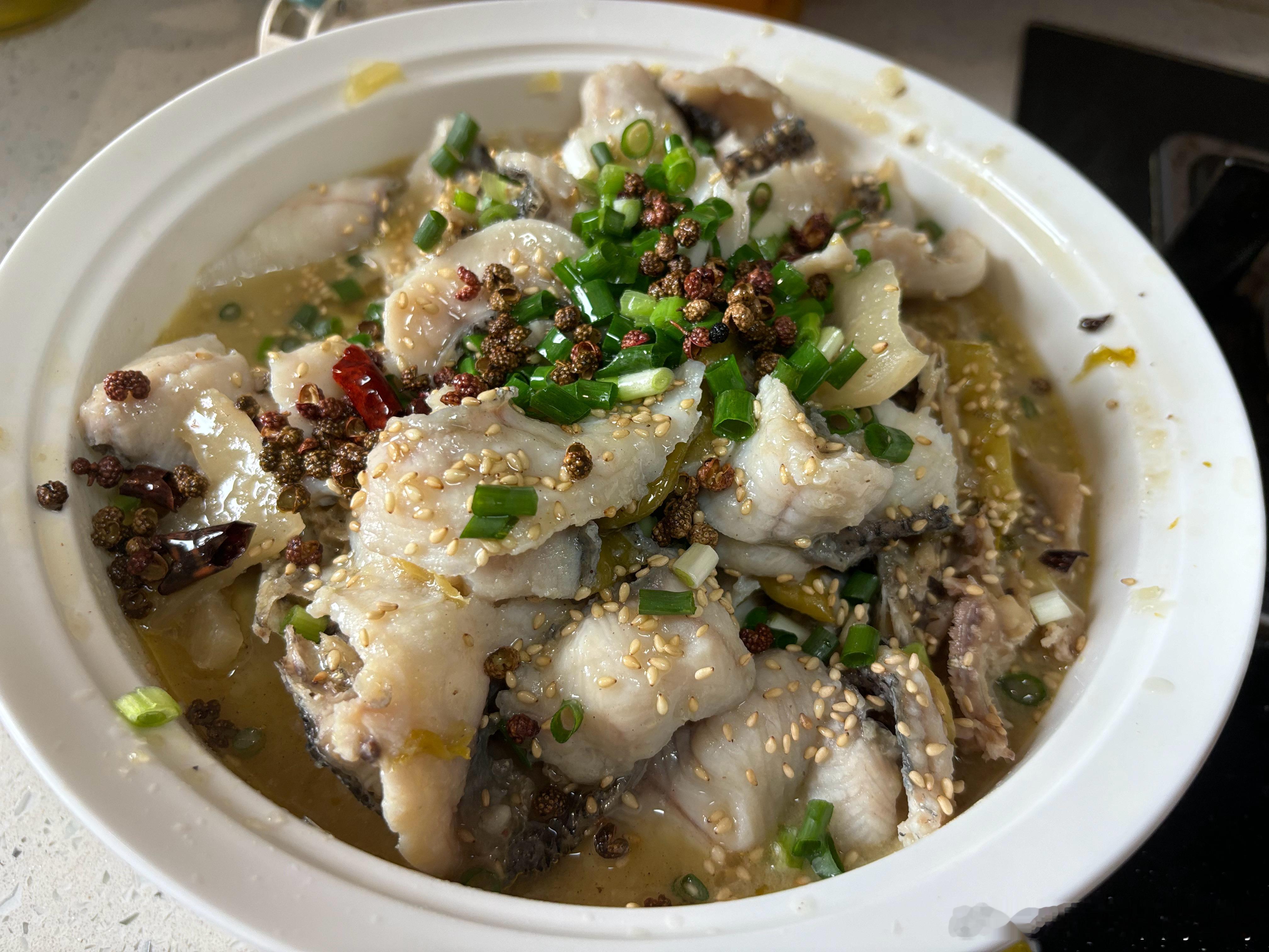 好久没有进厨房了，一盆酸菜鱼，鲜香酸爽，手没生[馋嘴] ​​​