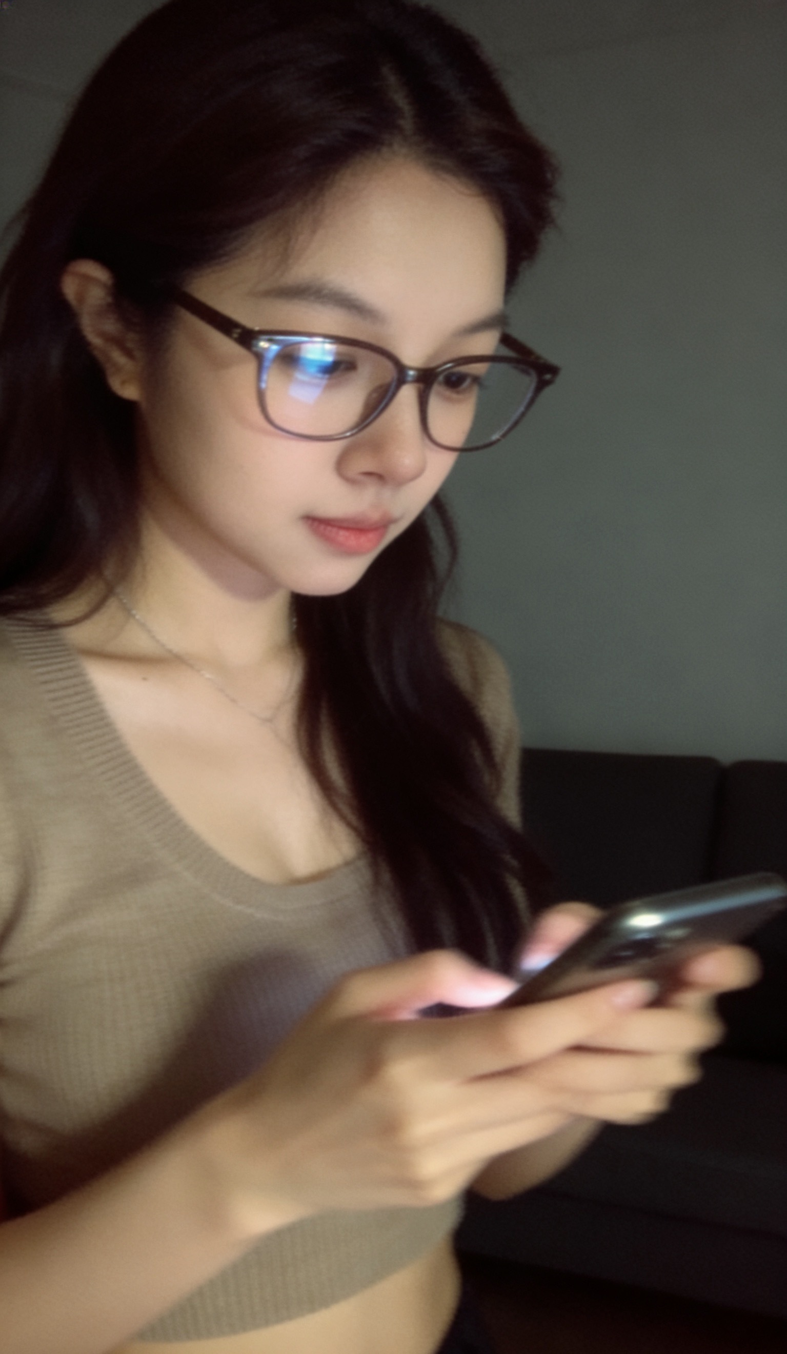 真有人把AI的照片当成自己沉浸在Ai的美颜世界里无法自拔，怎么看怎么喜欢