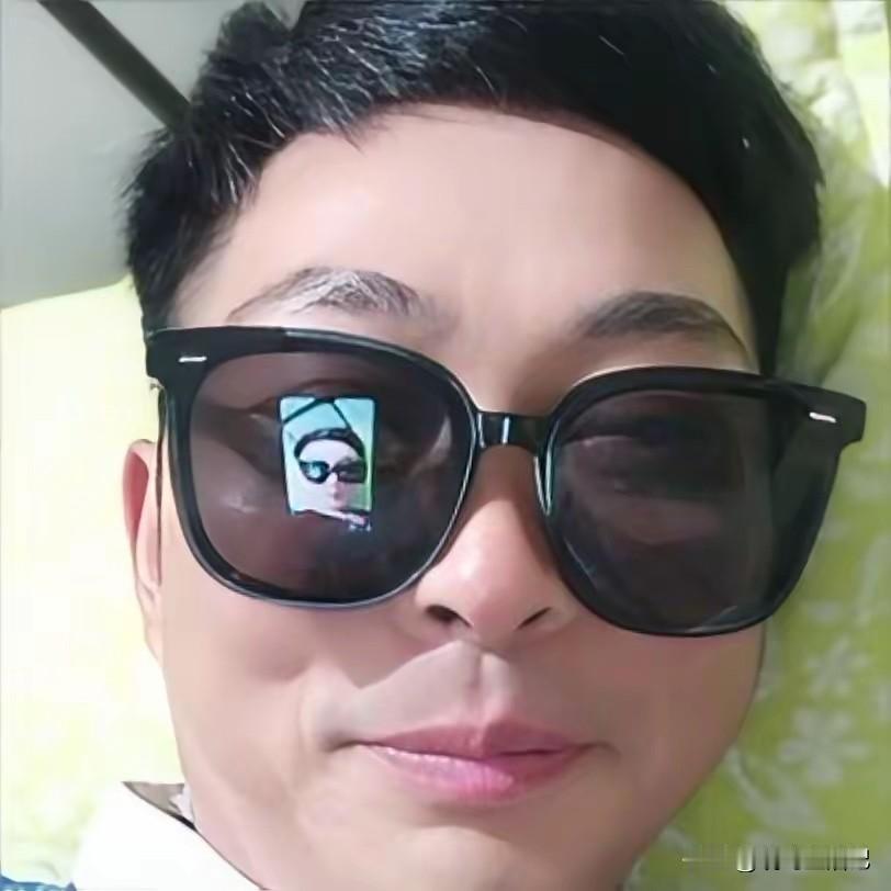 看看他，像不像某个明星？
