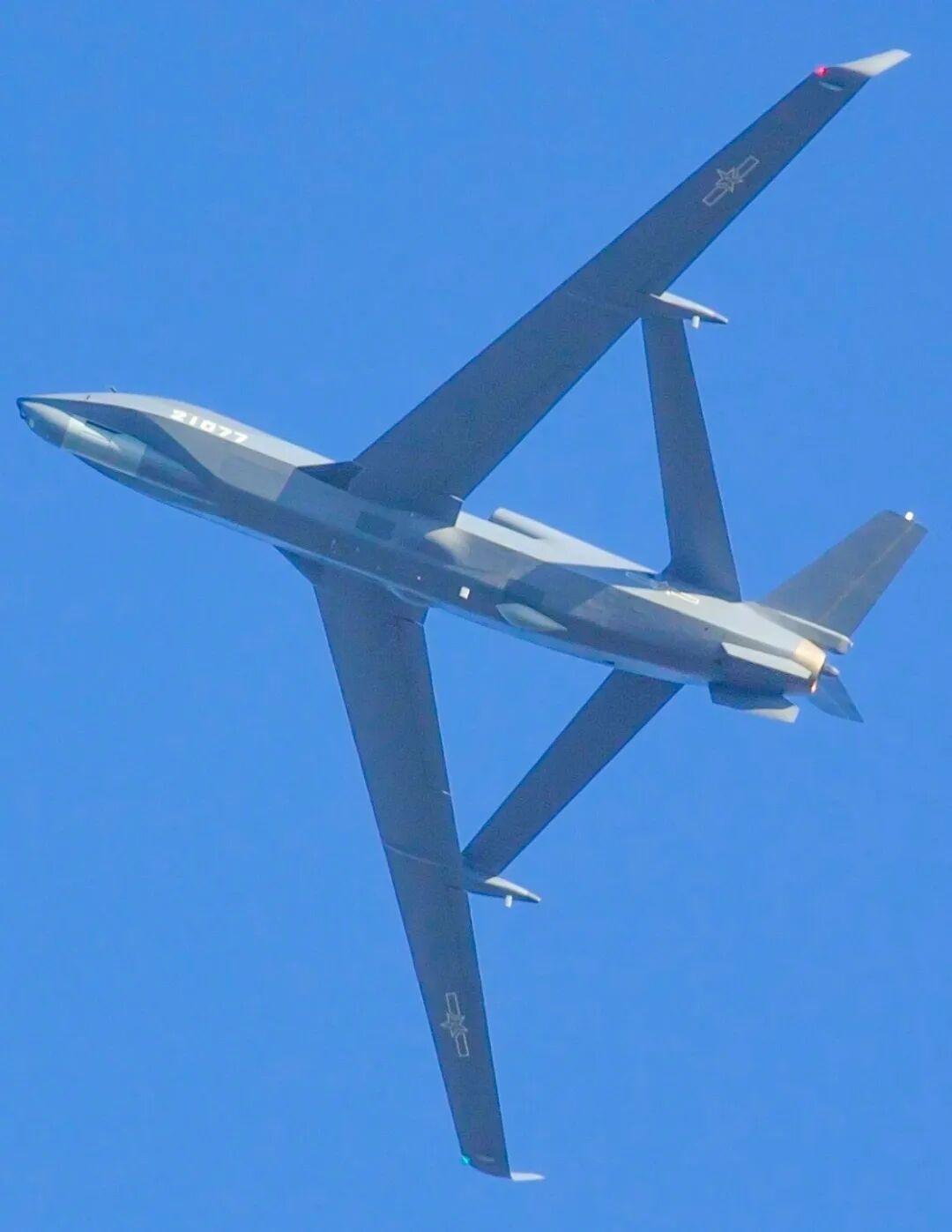 日本航空自卫队的F-15J战斗机在宫古海峡拍摄到的我空军的无侦-7战略无人机，无